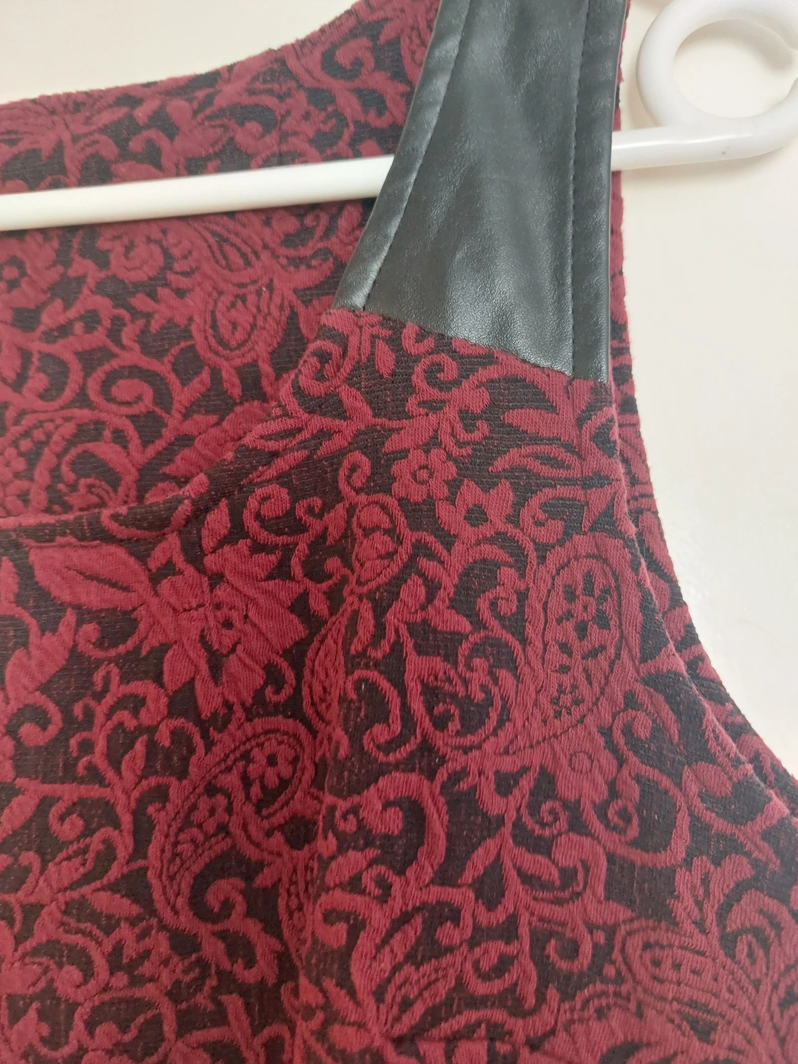 Vestido burdeos con patrón de paisley - 44 – photo 3